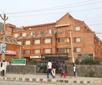 https://imgcld.yatra.com/ytimages/image/upload/t_hotel_yatra_city_desktop/v1440516738/Domestic Hotels/Hotels_Srinagar/Hotel Shahenshah Palace/CR0A1305.jpg